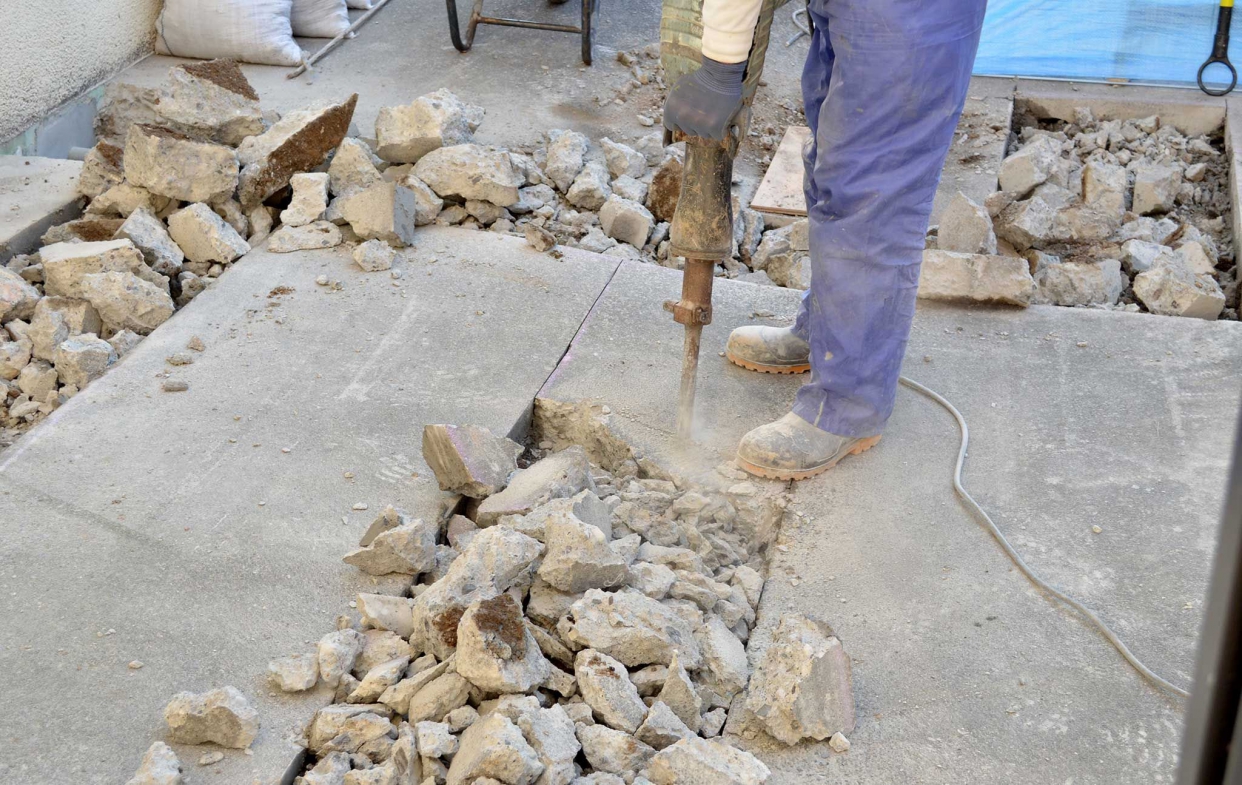 地板潮濕:鋪設防水層-拆地板