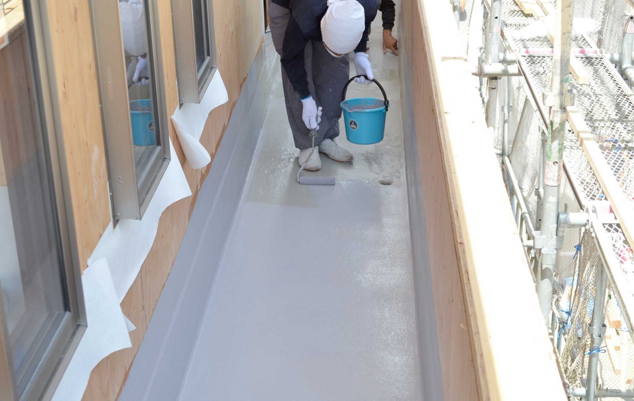 地板潮濕:鋪設防水層-塗防水層施作