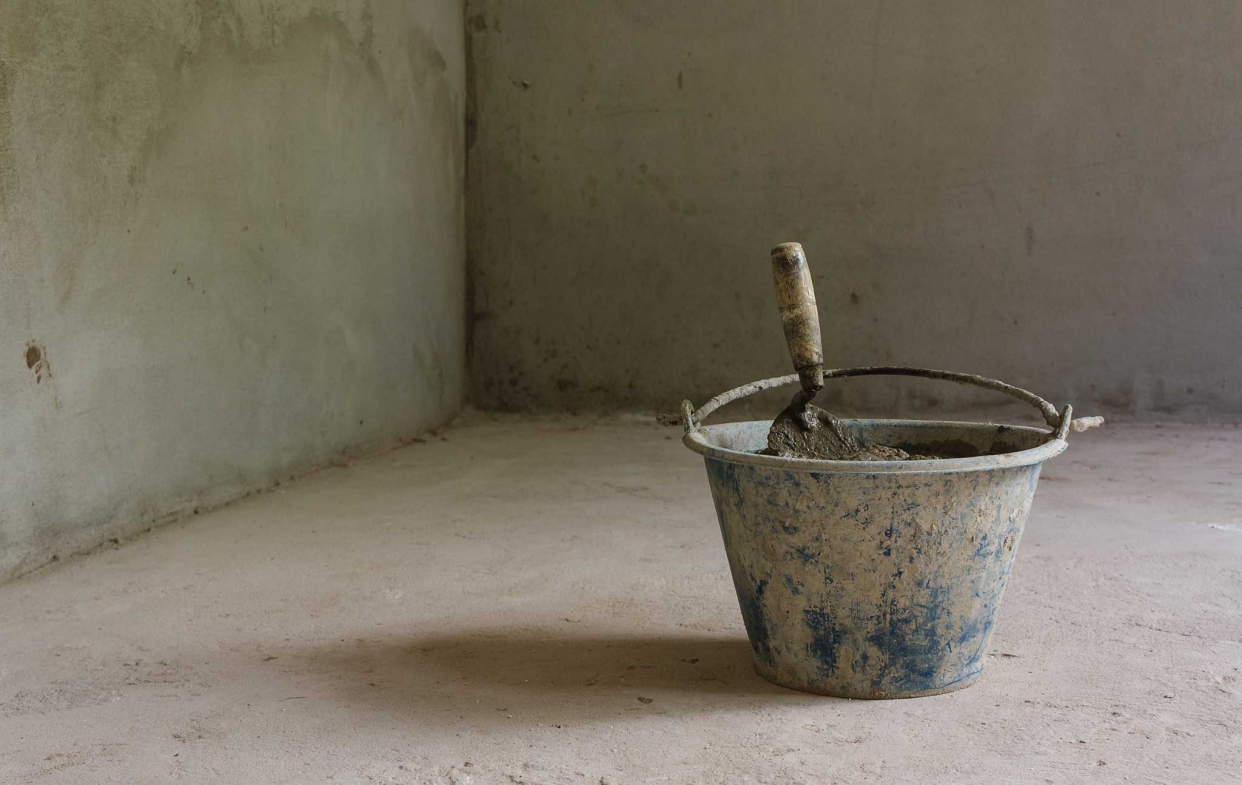 地板潮濕:鋪設防水層-地面清潔不留碎屑