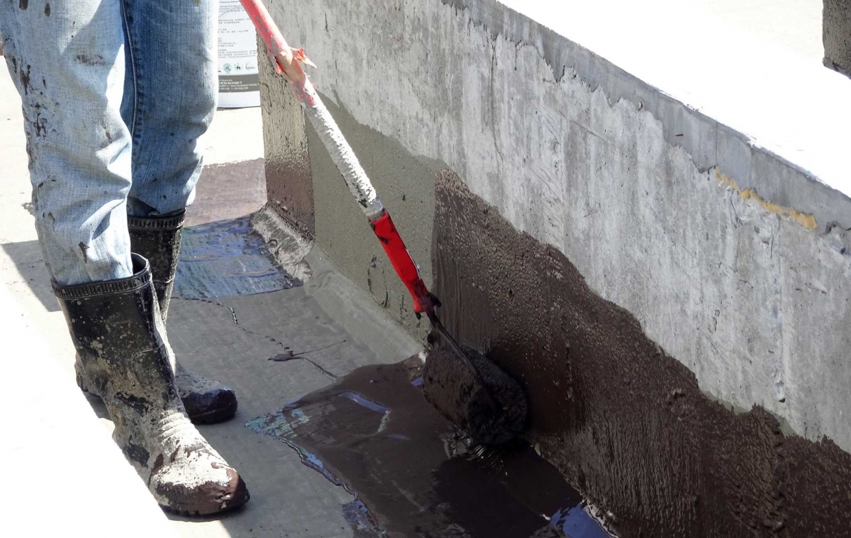 地板潮濕:鋪設防水層-防水層塗抹時須注意牆壁與地面交接處