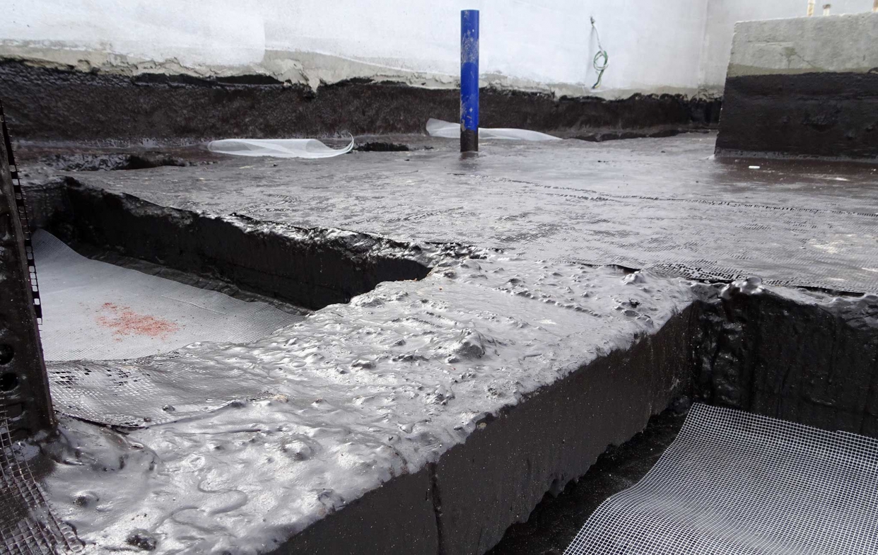 地板潮濕:鋪設防水層-抗裂網鋪設