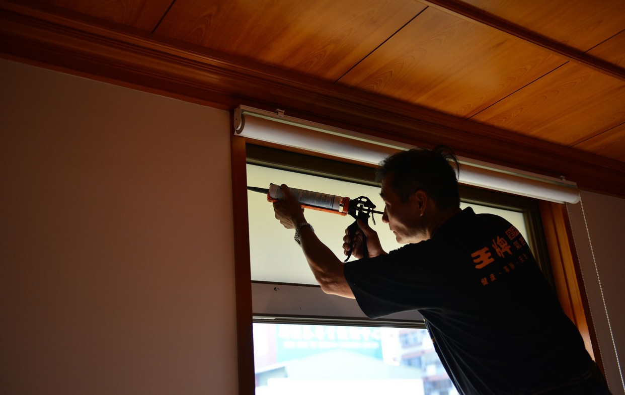 崁縫固定氣密窗窗體的施工方式:內外牆打齊固定片