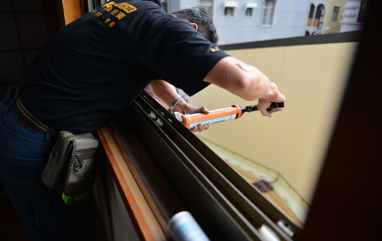 鋁門窗工程施工#3:填補矽利康