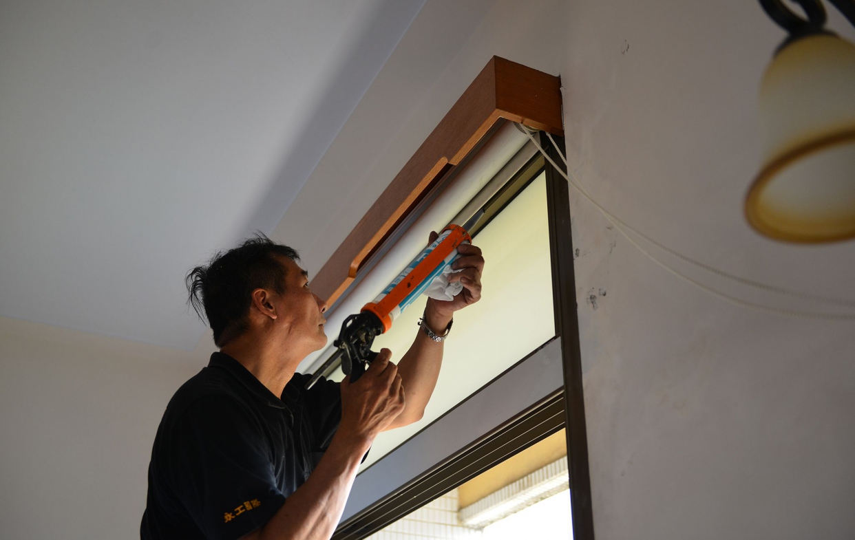 鋁門窗工程施工#1:填補矽利康