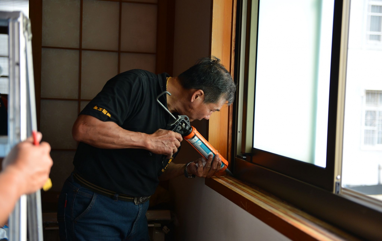 鋁門窗工程施工#4-塞水路