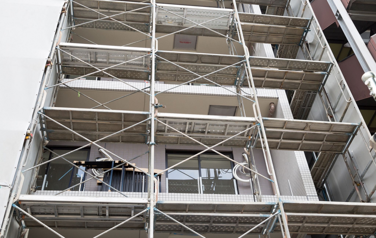 鋁門窗工程施工-有鷹架搭設