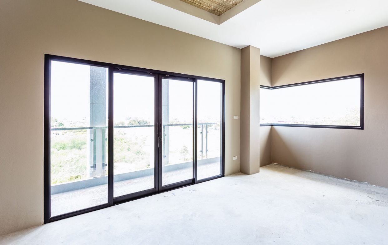 鋁窗漏水：確認窗框的垂直度與水平度