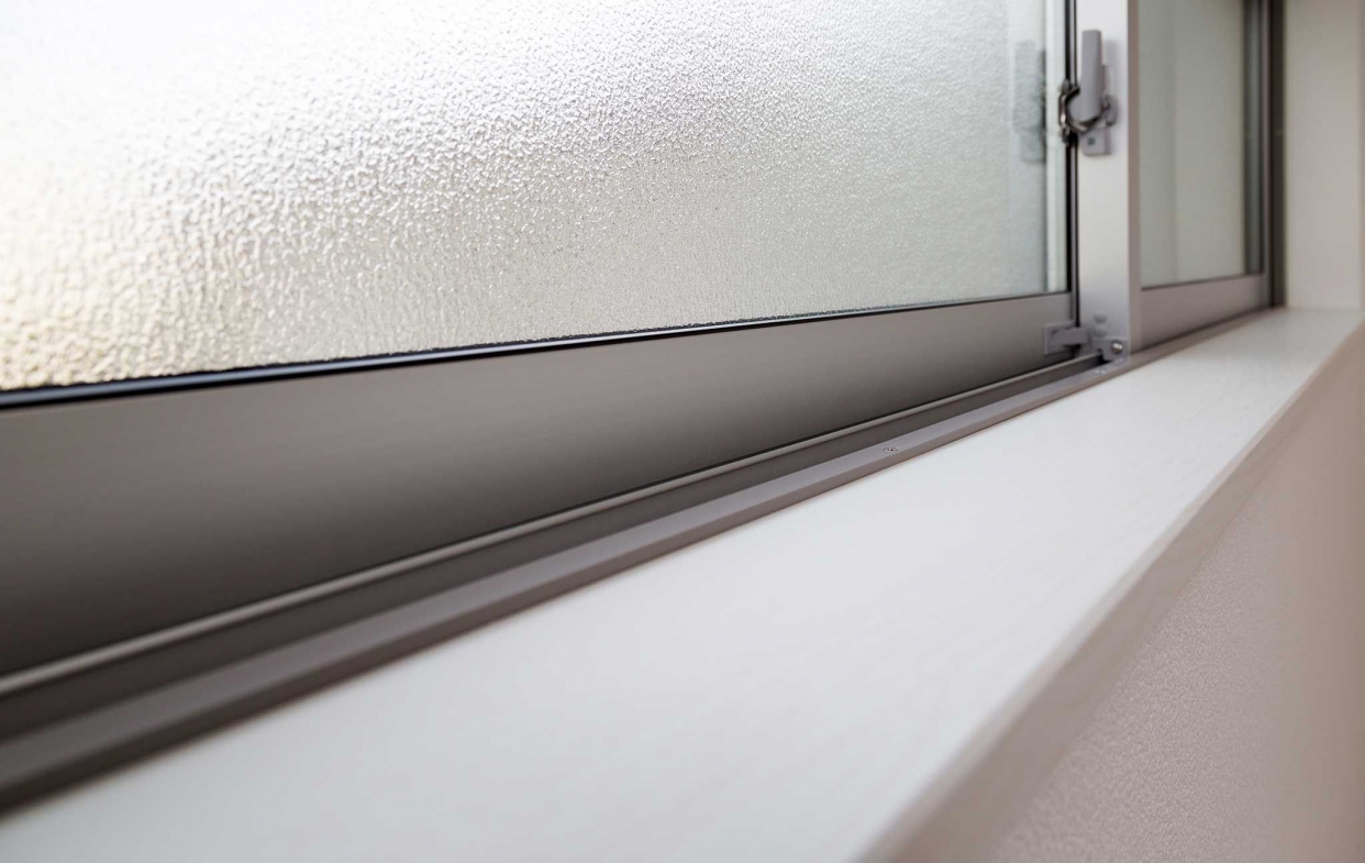 鋁門窗常有開合過用力的問題,可以阻擋窗扇之間的擦撞達到保護窗體作用