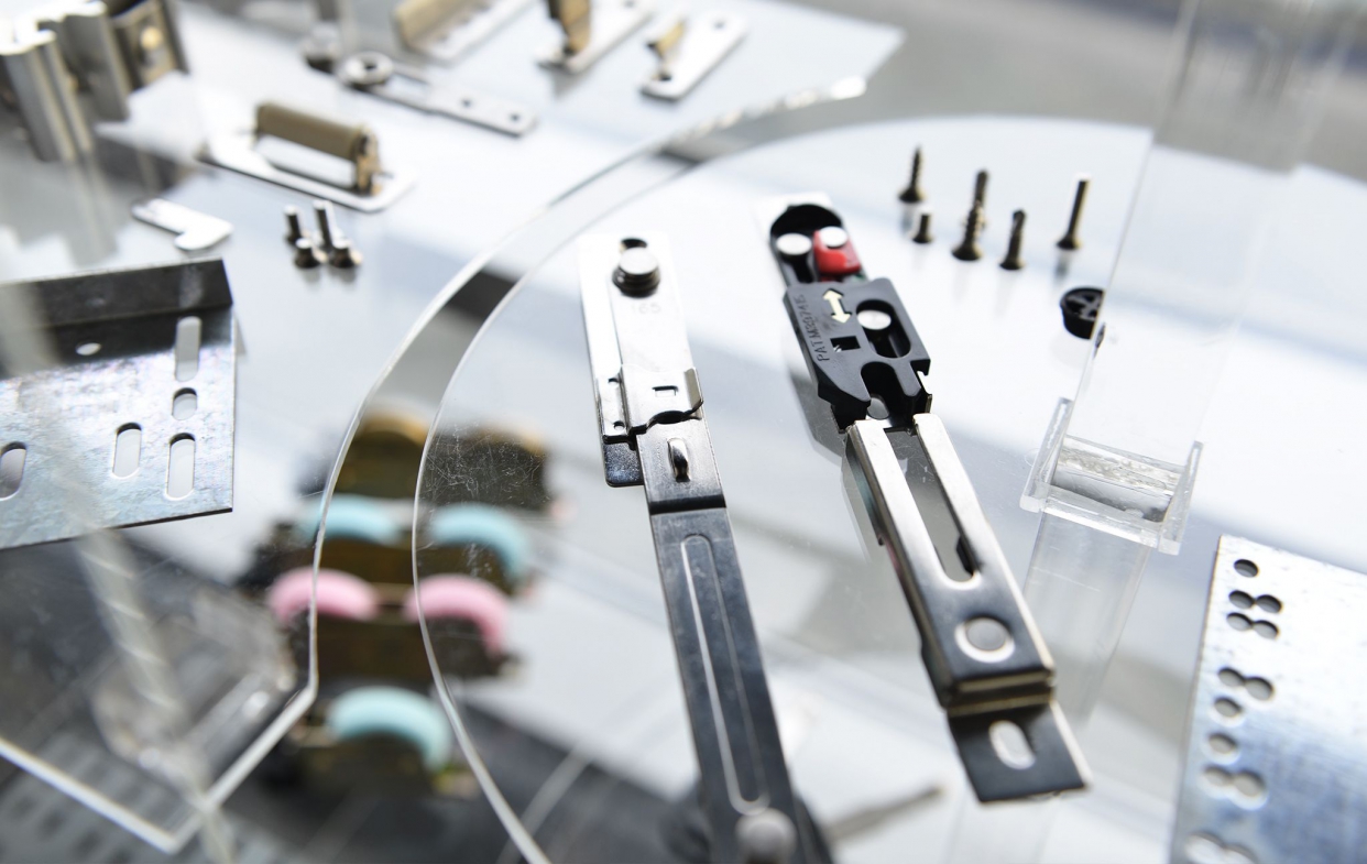 檢查配件是否可順暢開闔