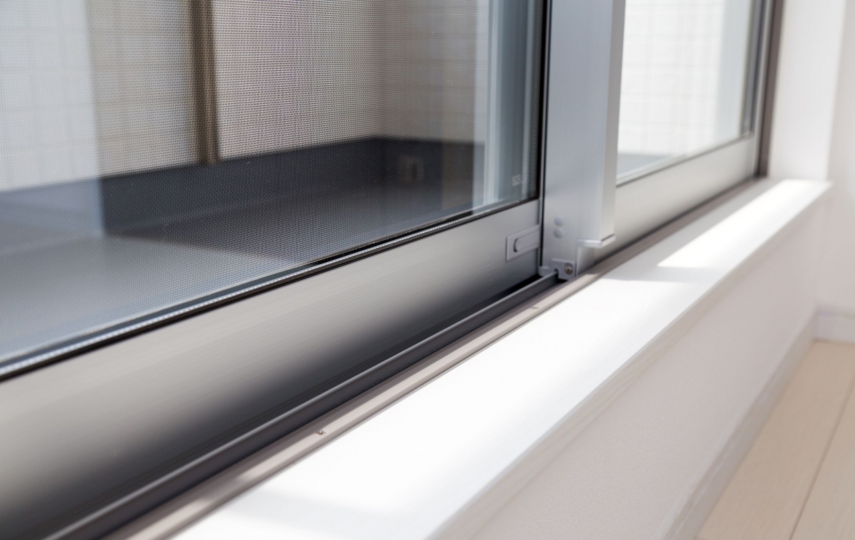 左右橫拉窗主要以軌道運行,較易操作