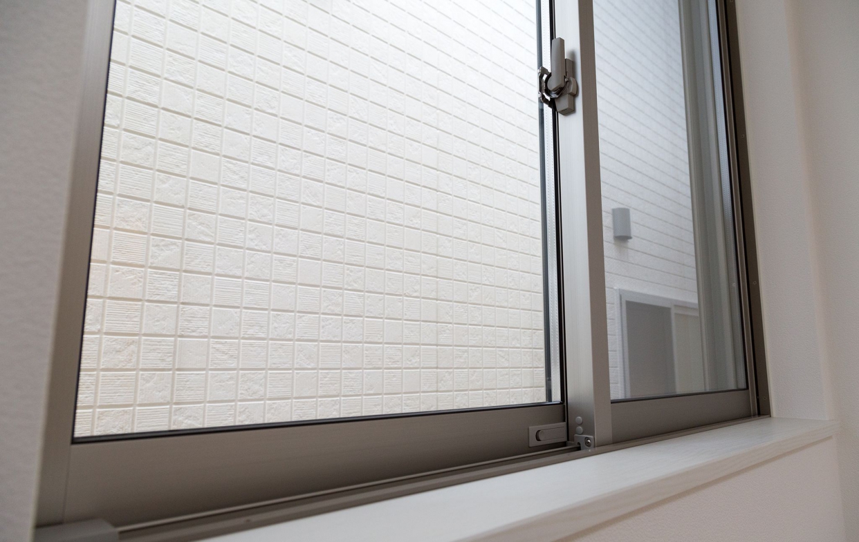 若氣密窗開合不順,可能需要矯正或使用潤滑劑