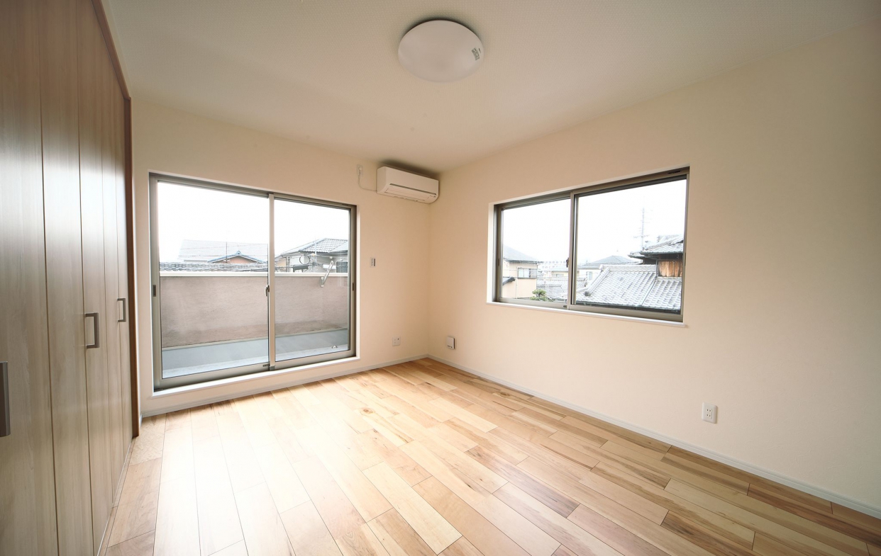 窗戶框扇接合處若不密合容易使風跑進縫隙