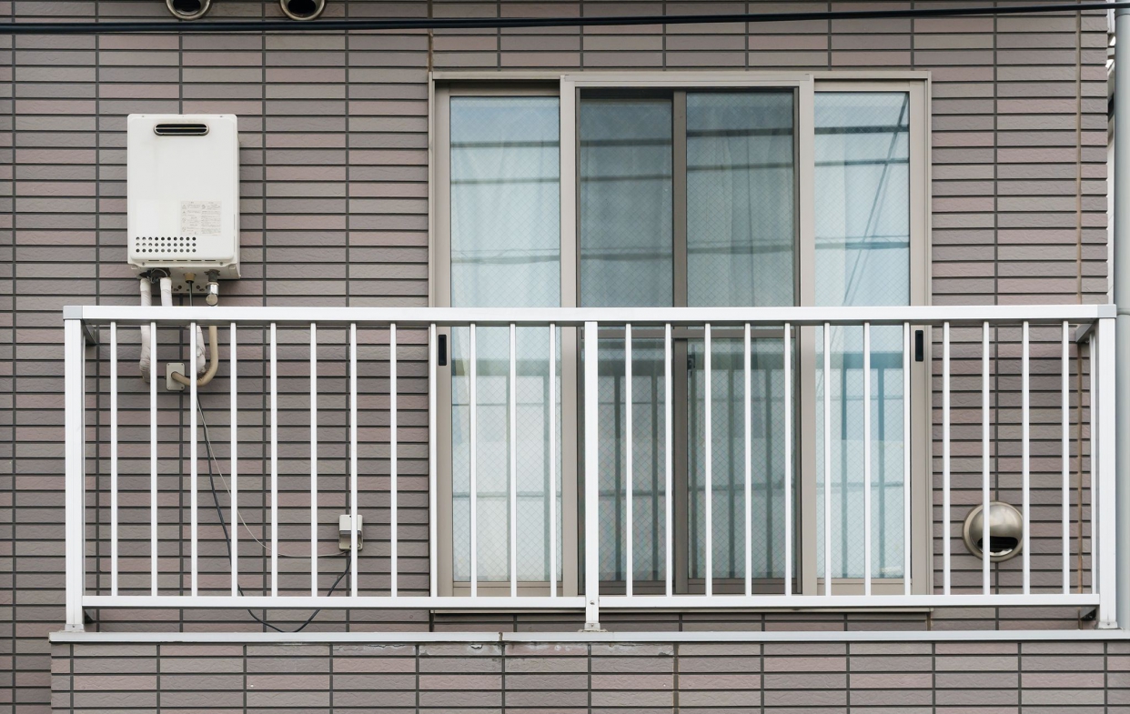 確認窗框的垂直度與水平度