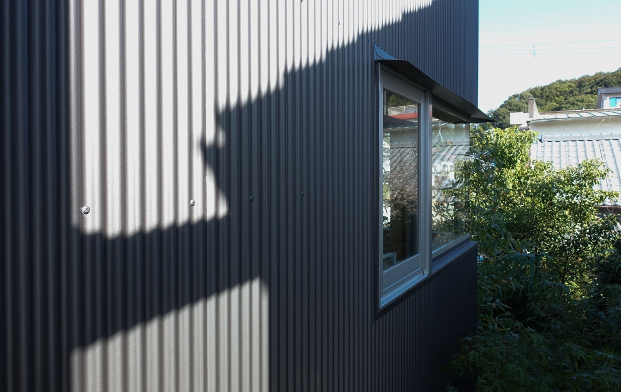 濕式施工先以水泥釘固定