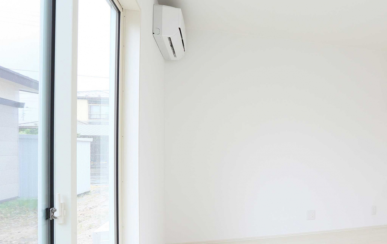 建議將冷氣安裝於室外或安裝分離式冷氣,能使隔音效果發揮功用-1