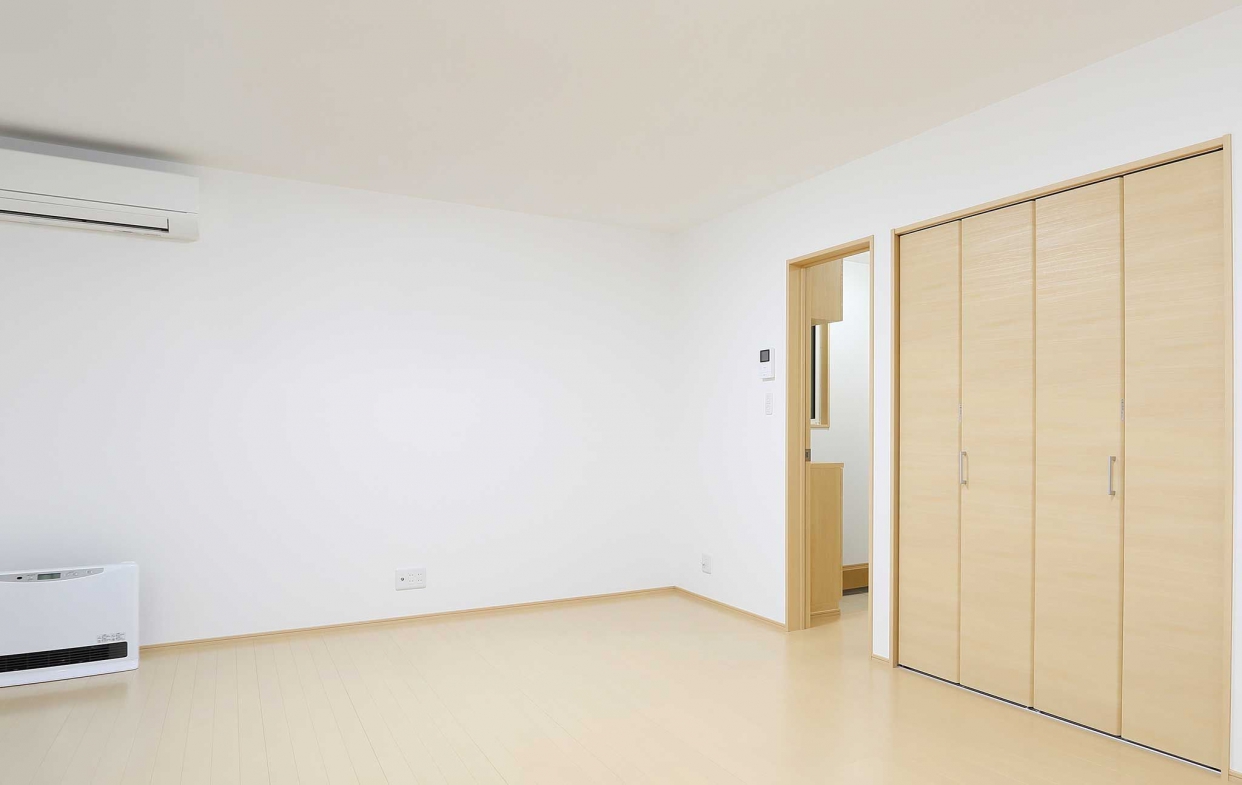 可增加水泥泥作或是更換隔音窗的隔音條加強室內隔音效果