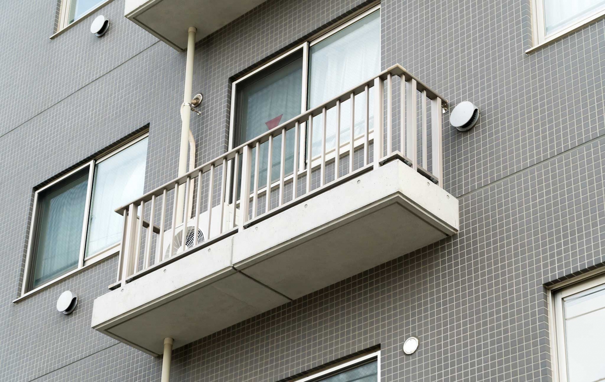 可增加水泥泥作或是更換隔音窗的隔音條加強室內隔音效果