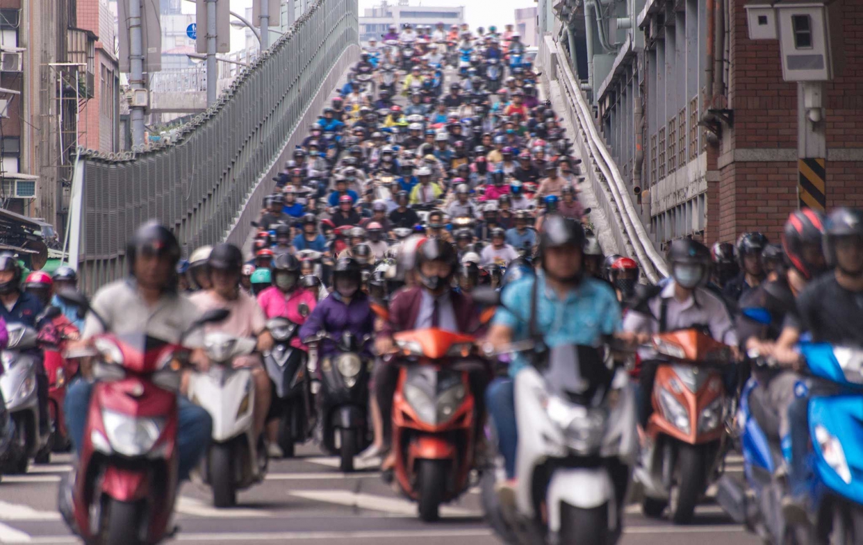 alt:隔音門窗常用情境-車水馬龍的市區噪音。