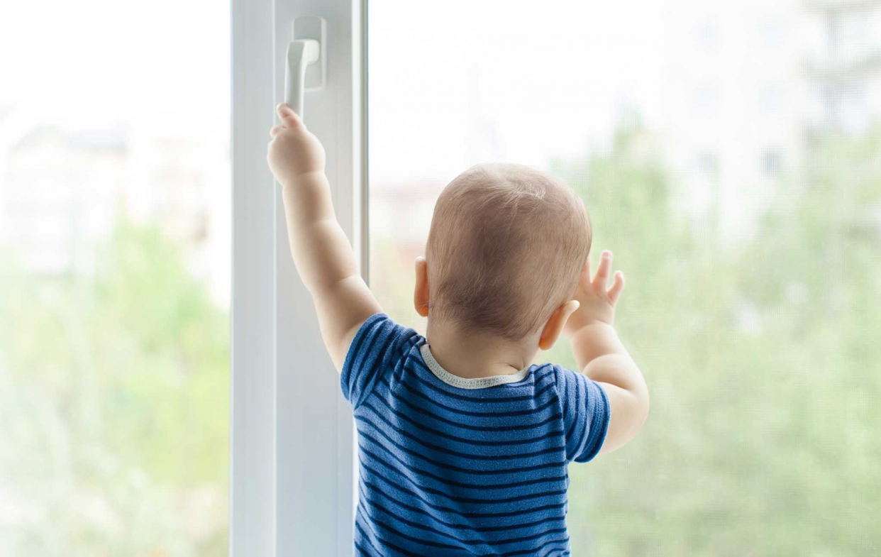 窗戶安全防範重點：使用配有安全設備的窗型。