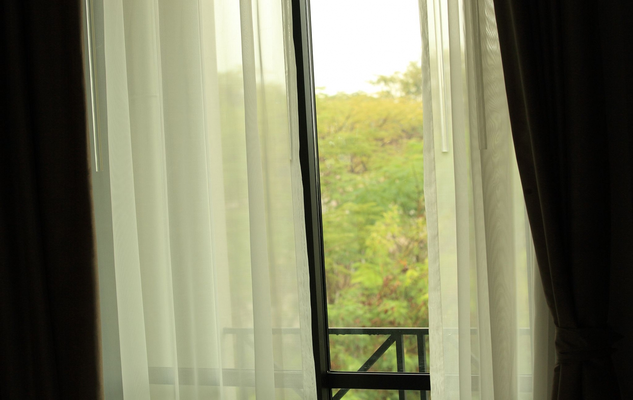 使用防颱氣密窗以外的防範措施：強風時將窗簾拉下。