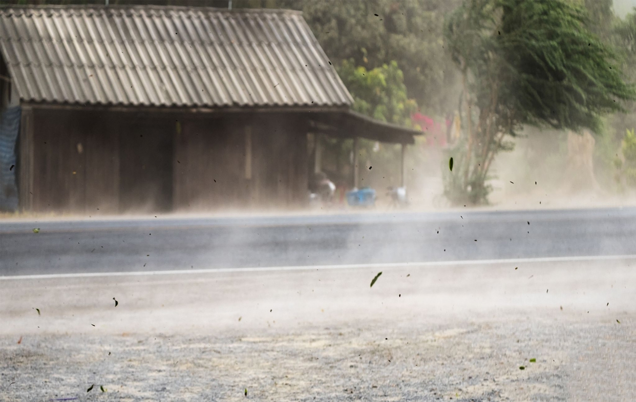 確認窗框的垂直度與水平度