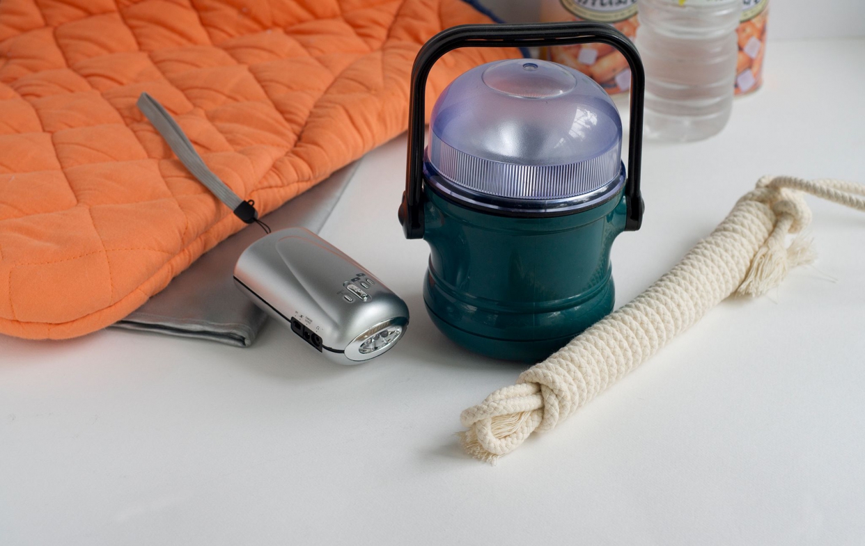 防颱氣密窗環境周邊預防：準備應急用品。