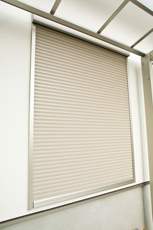 防颱氣密窗環境周邊預防：鐵捲門應裝上固定條-2。