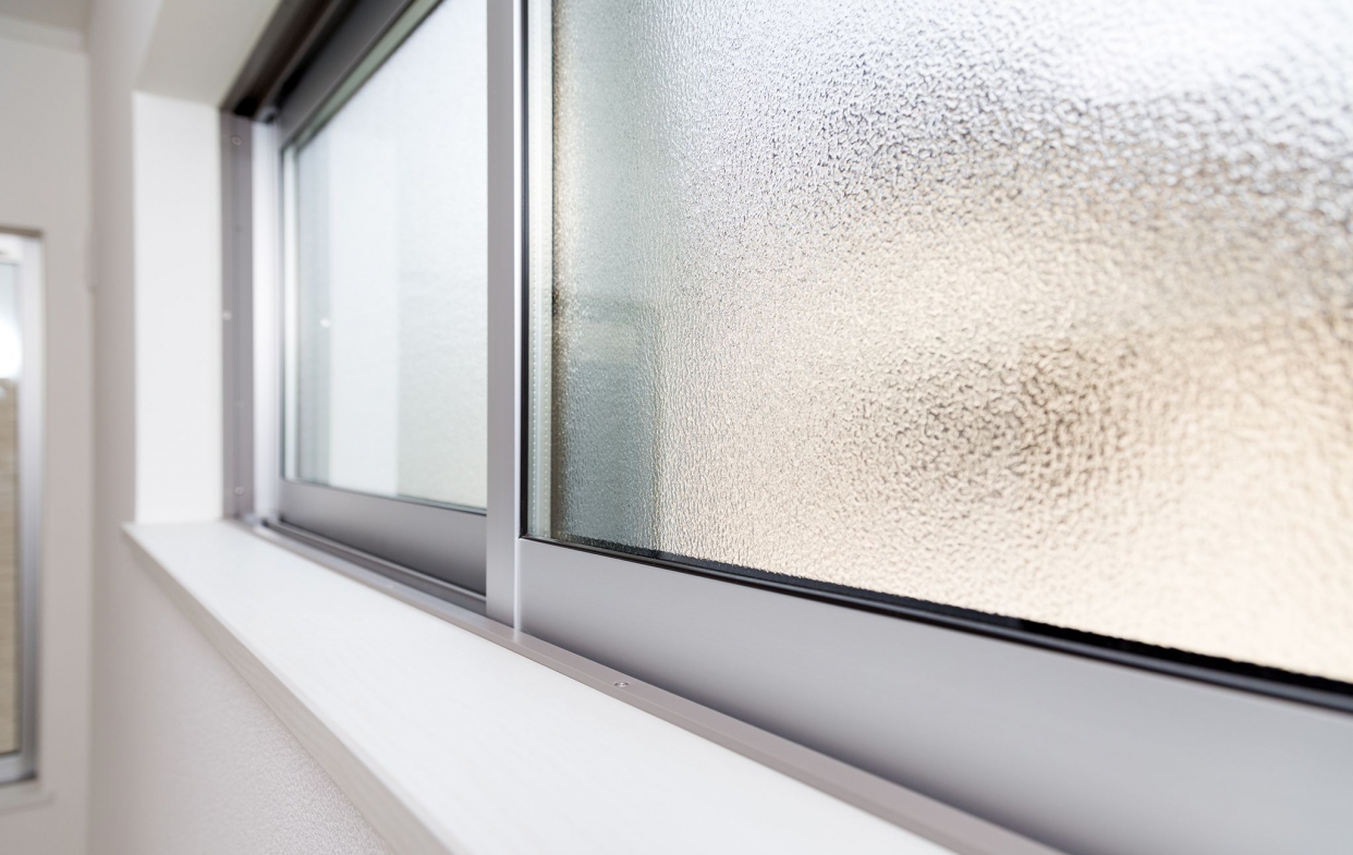 防颱氣密窗環境周邊預防：於屋內窗戶、門縫堵上吸水布或防水布-1。