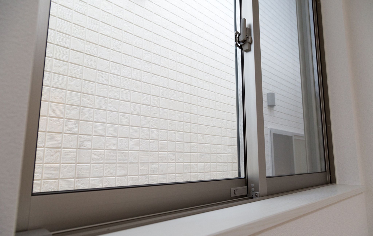 防颱氣密窗注意事項：門窗確認使否有確實關上。