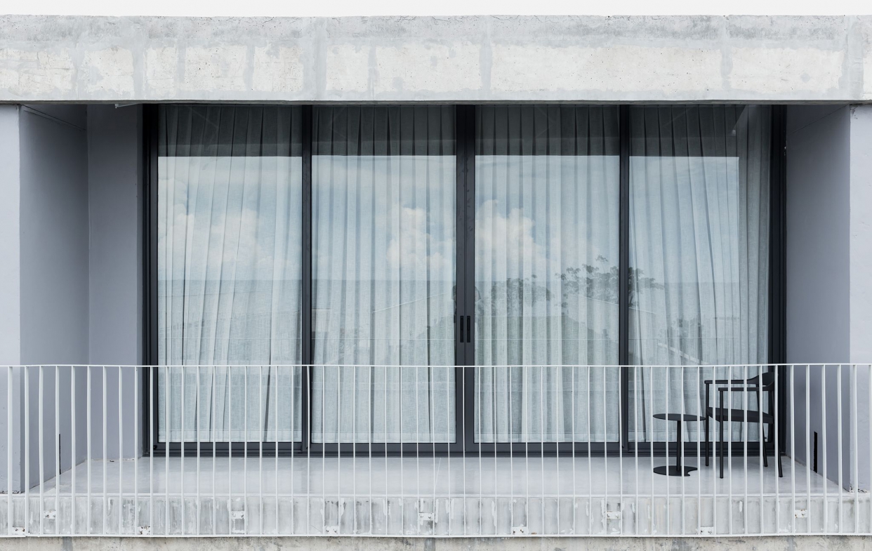 防颱氣密窗注意事項：清空窗戶外圍-1。