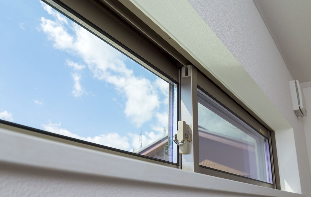 防颱氣密窗注意事項：氣密窗大力搖晃可使用桿子支撐。