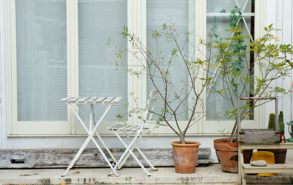 防颱氣密窗注意事項：清空窗戶外圍-2。