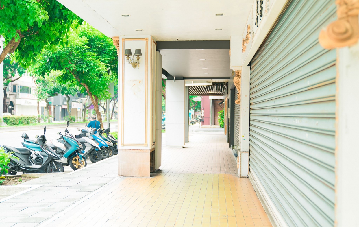 防颱氣密窗環境周邊預防：鐵捲門應裝上固定條-1。