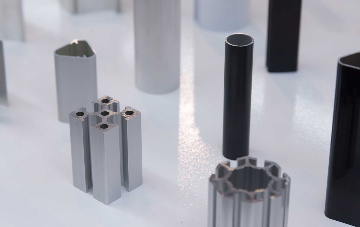 鋁門窗材料介紹:鋁料。