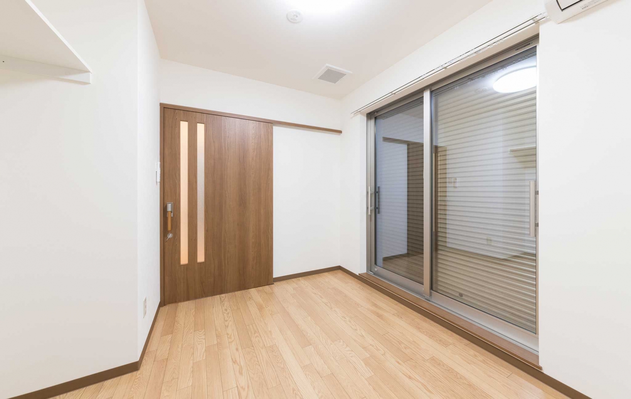 鋁門窗示意圖:房間落地門窗。