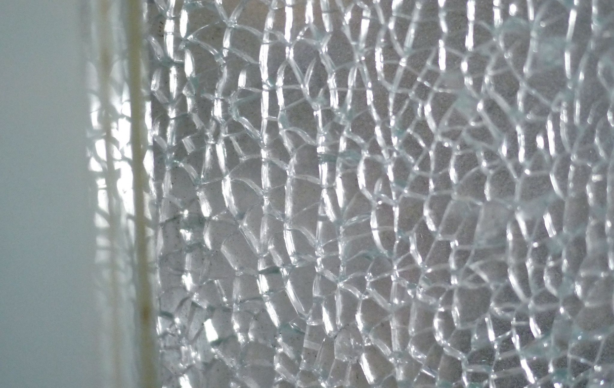 氣密窗推薦-碎裂強化玻璃