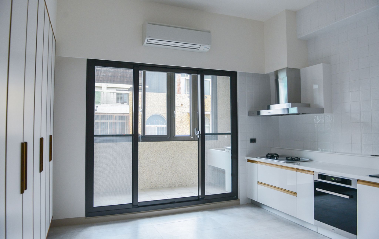 氣密窗推薦-安裝成品實例-廚房落地窗