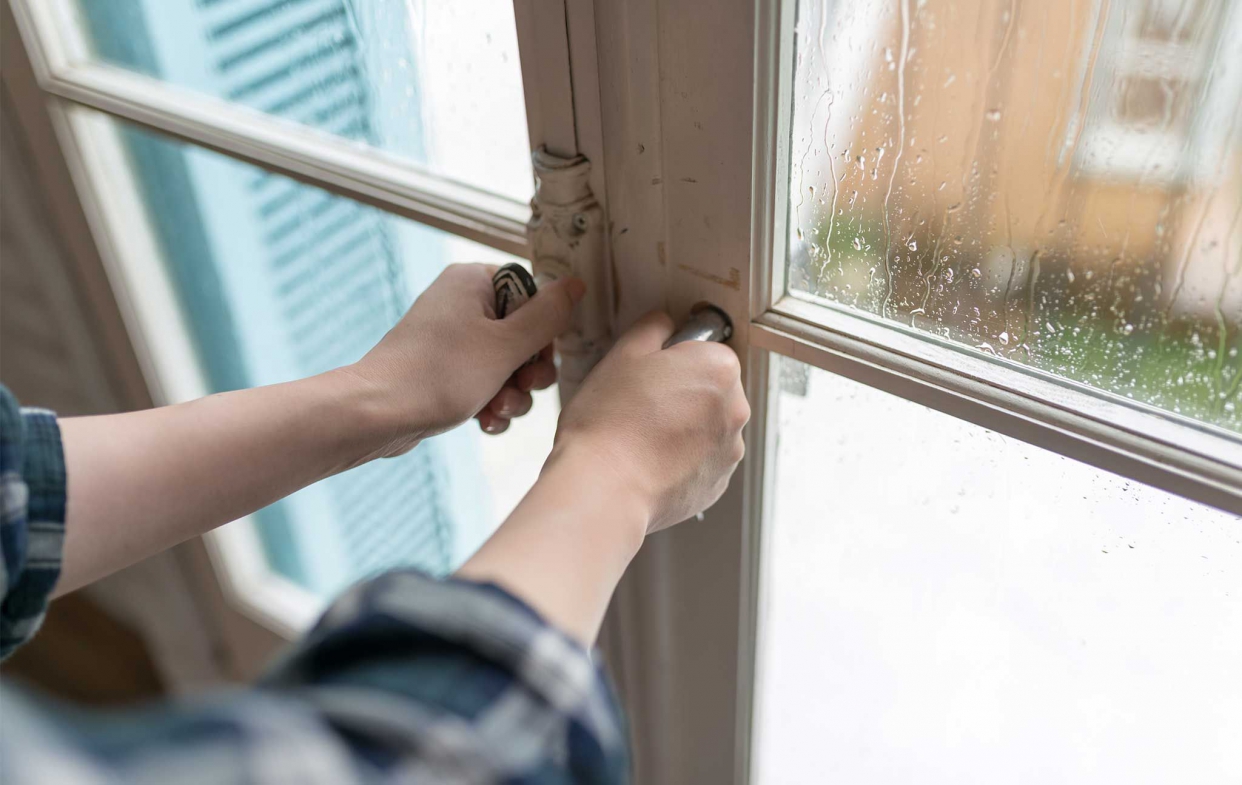 鋁門窗更換、加裝情境：檢查原有門窗是否有漏水問題。