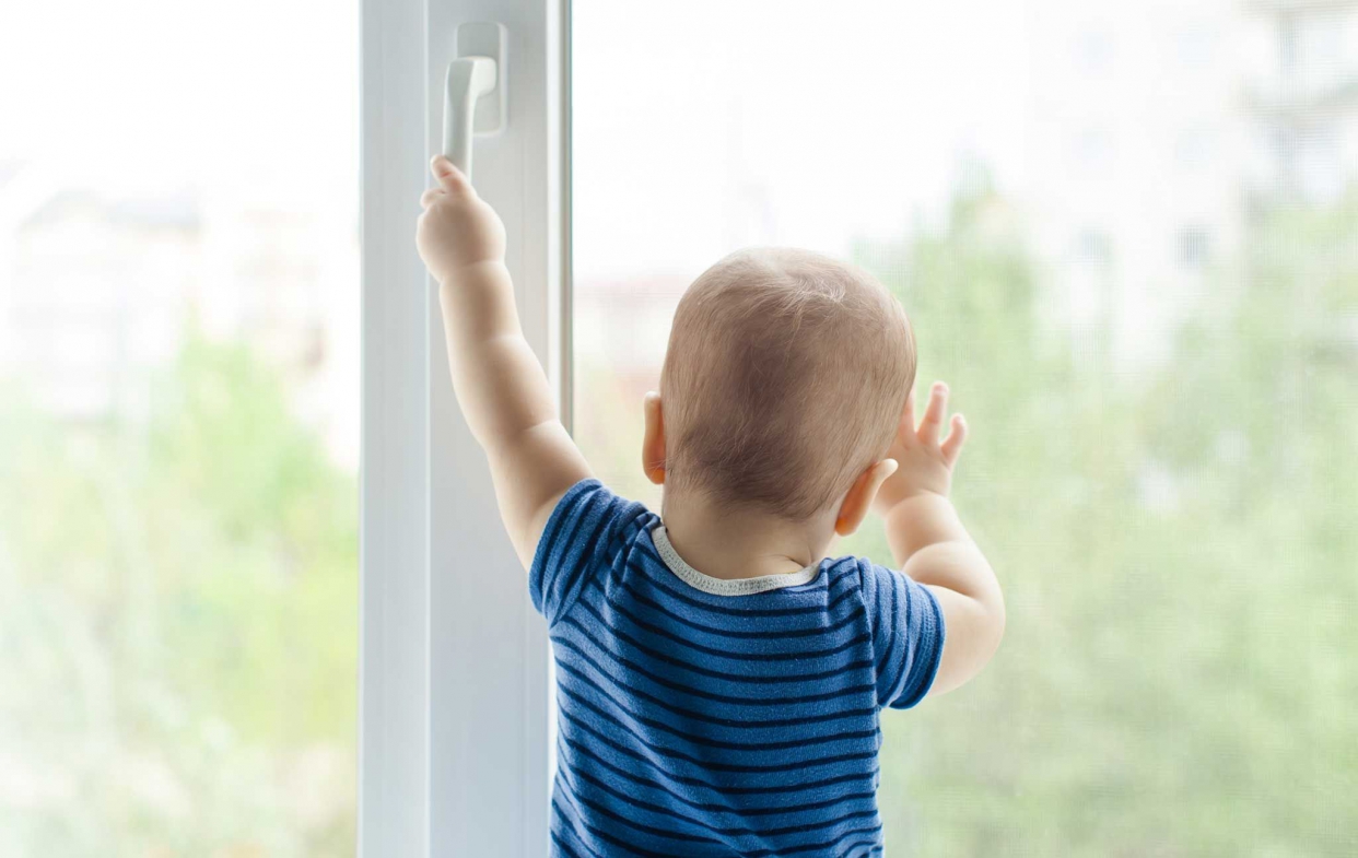 鋁門窗更換、加裝情境：家中有幼兒有防墜、安全鎖之需求。