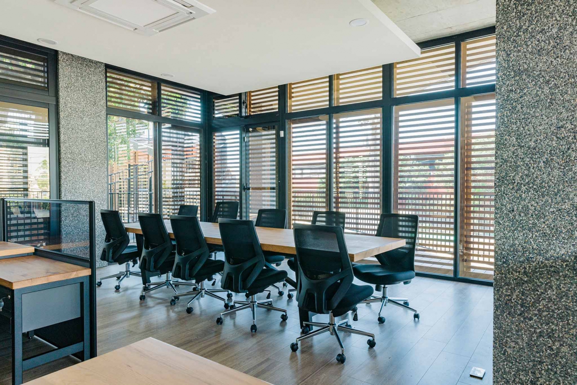 百年芒果樹辦公基地一隅