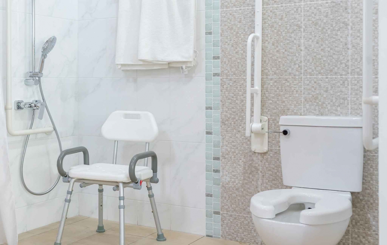 有淋浴椅的浴室