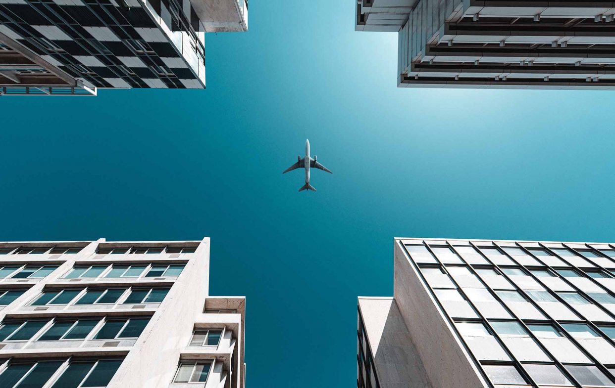 飛機飛過大樓上空