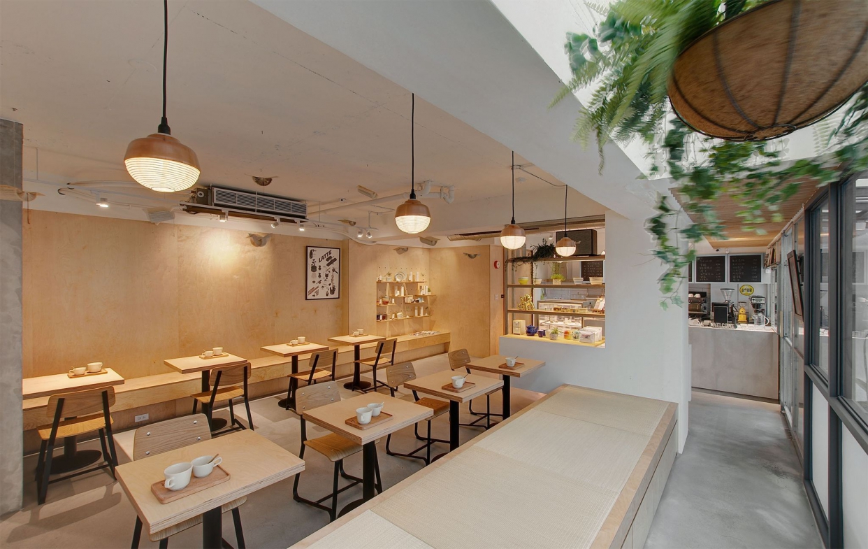 咖啡廳的落地窗-日光為伴的氛圍