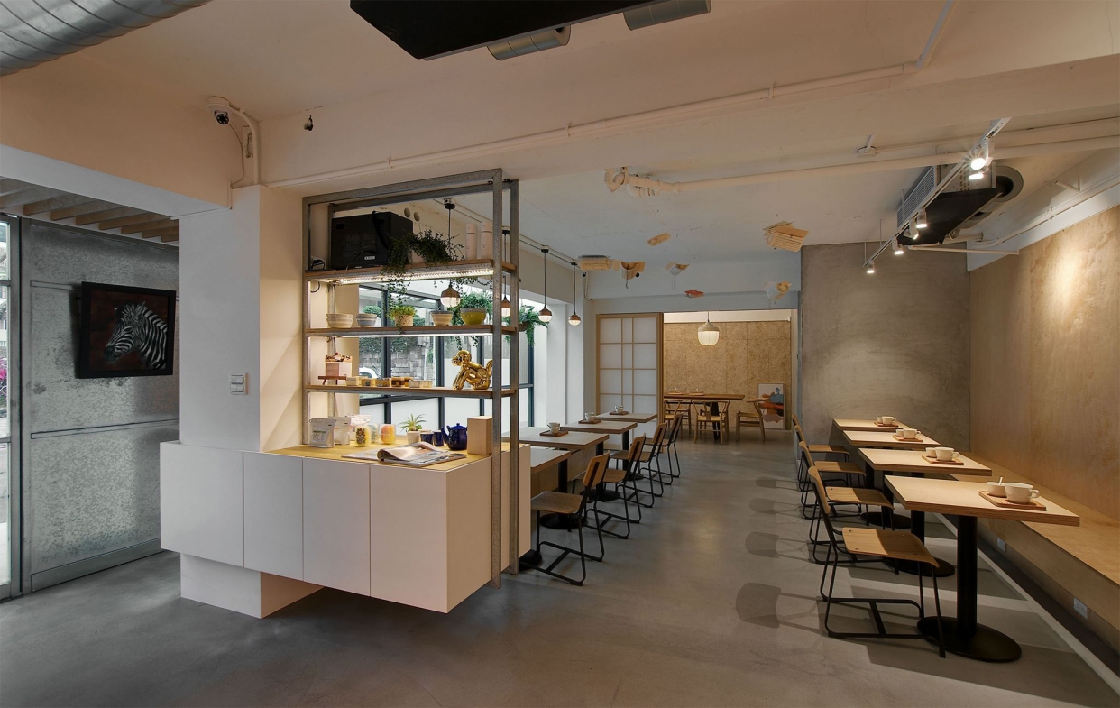 大片落地窗營造明亮空間