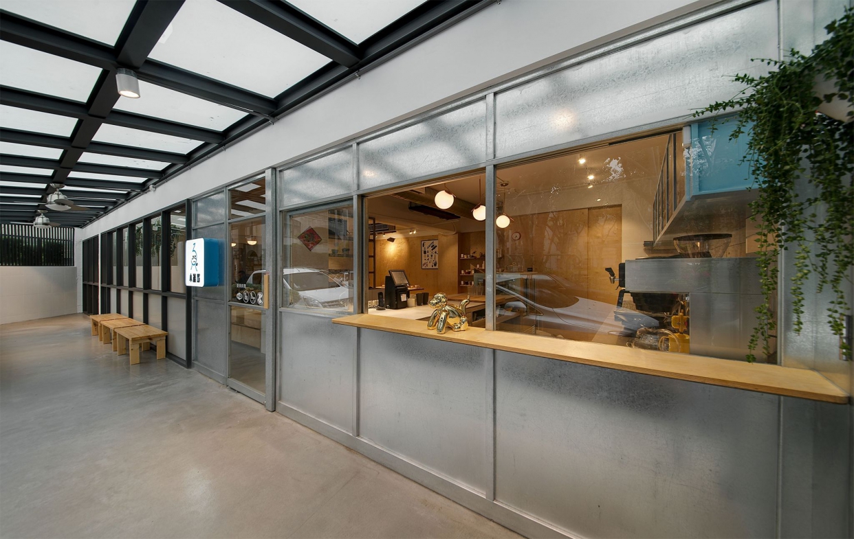 大片玻璃帷幕採光良好節省能源