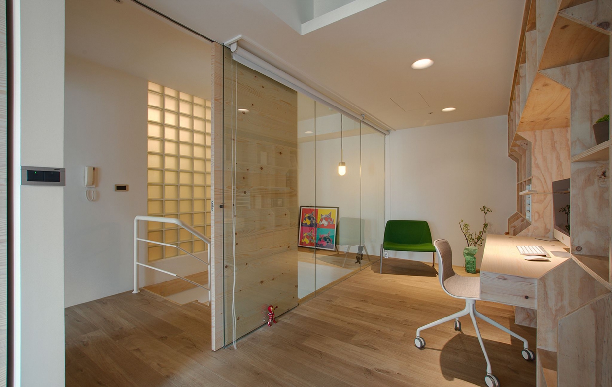 大片落地玻璃使空間感大幅提升