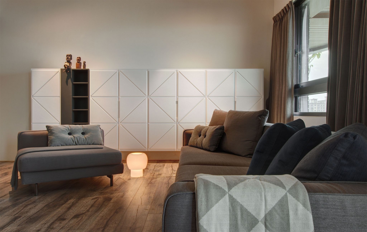 簡單明亮的室內設計採光通風的隔音窗