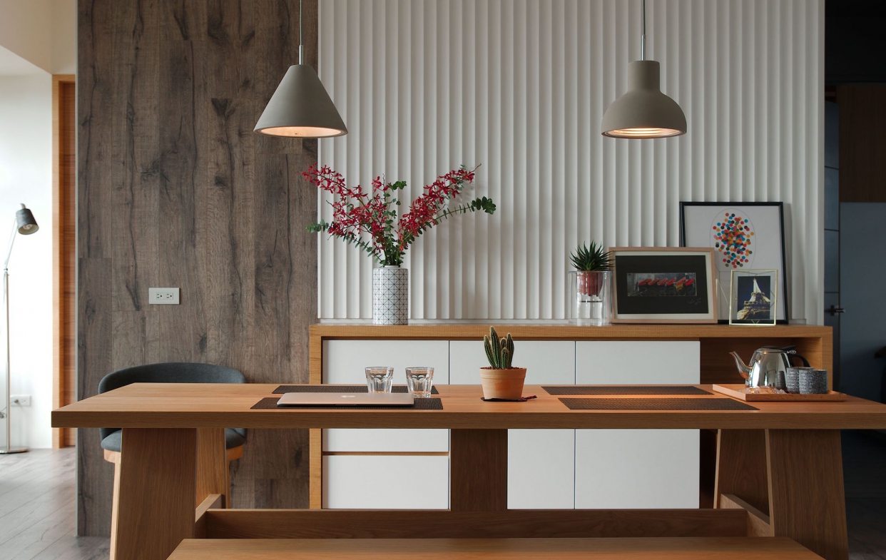 餐廳牆面白纖維板線條有挑高空間感