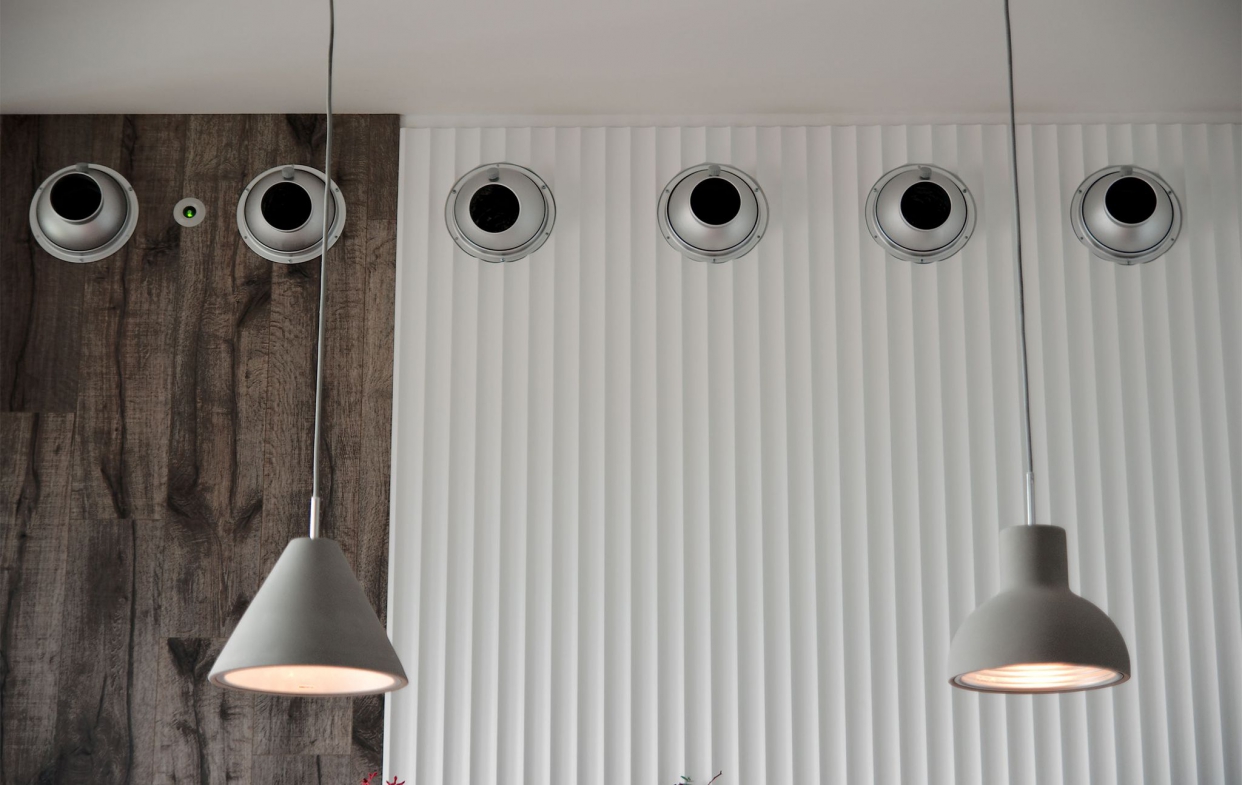 吸睛的六個圓形冷氣出風口