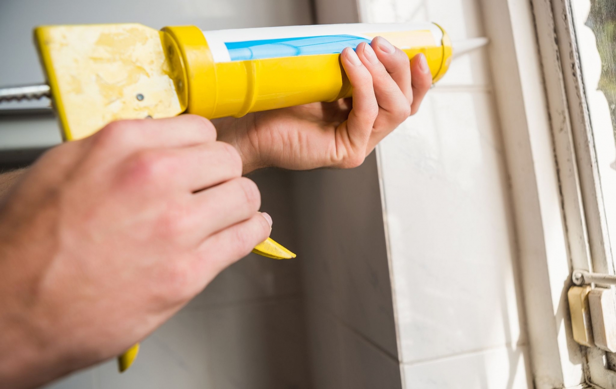 以矽利康填補縫隙，確保氣密度